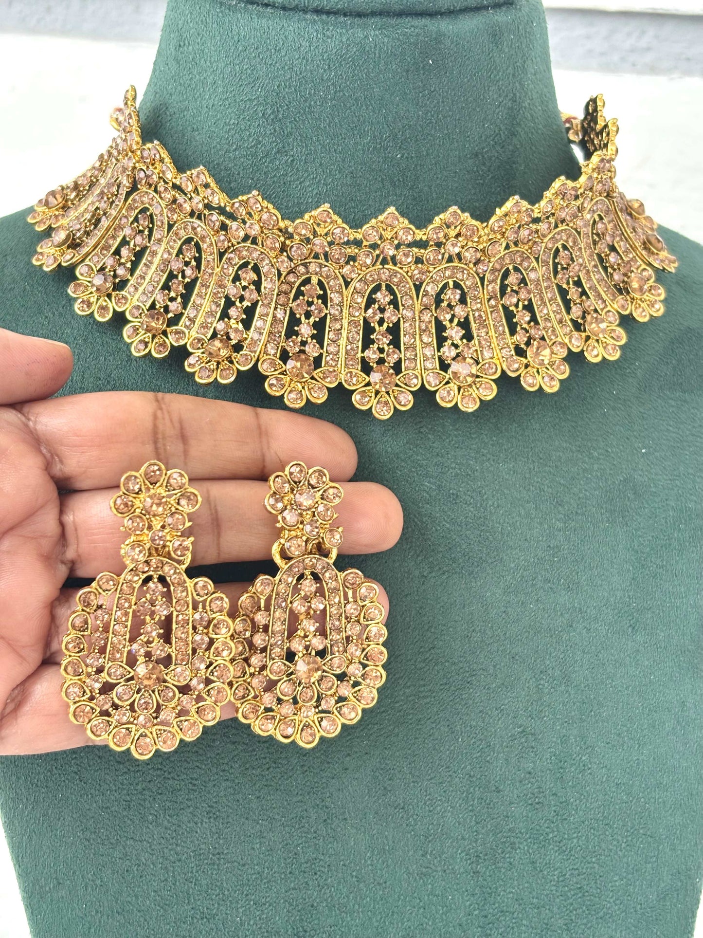 Ornate Gold Choker Set with Champagne Stone Design 1