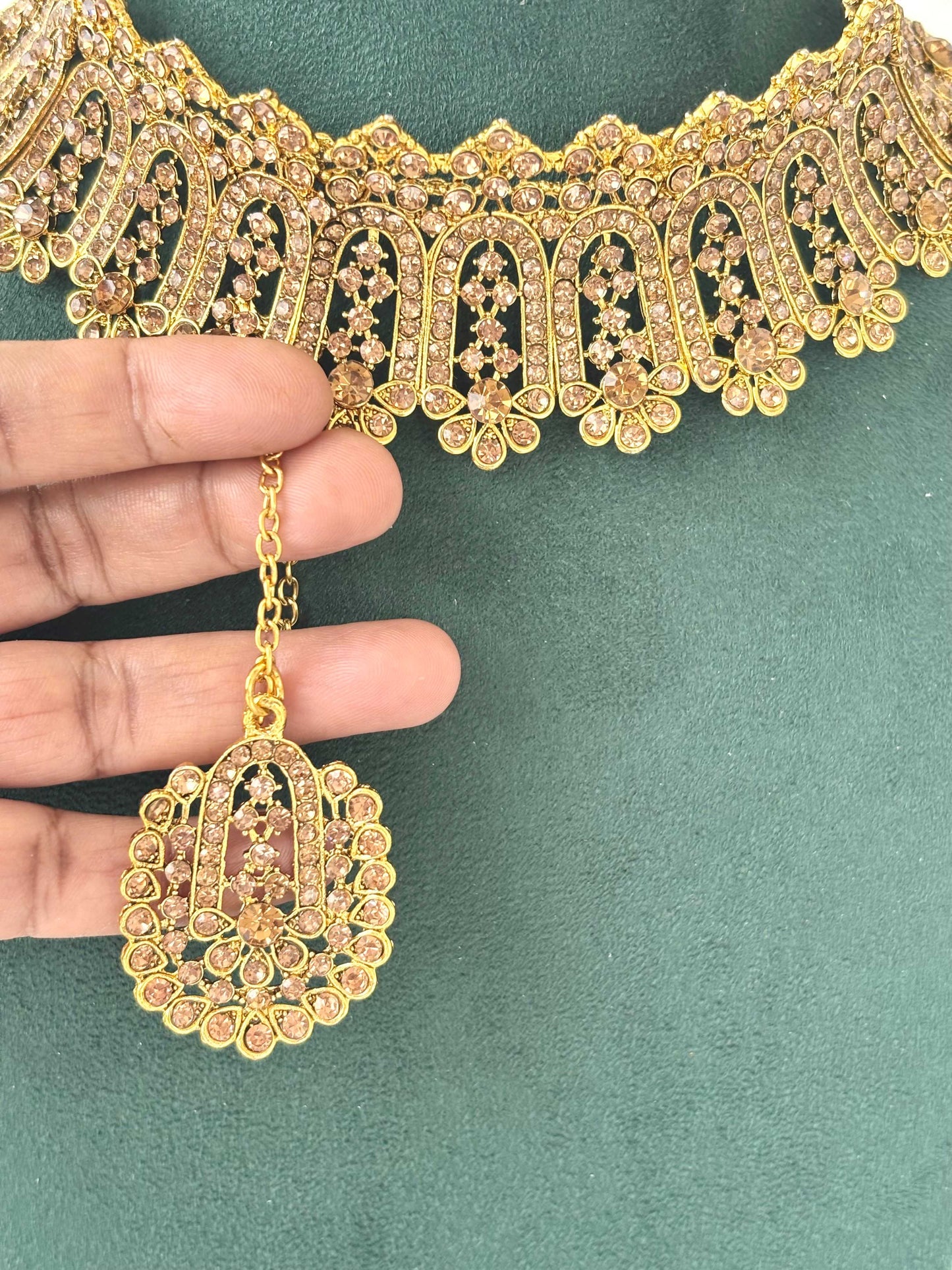 Ornate Gold Choker Set with Champagne Stone Design 1