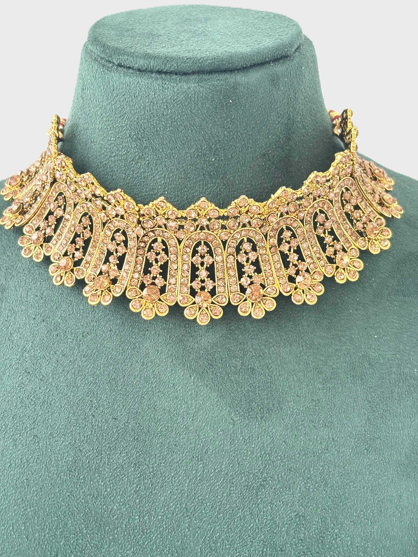 Ornate Gold Choker Set with Champagne Stone Design 1