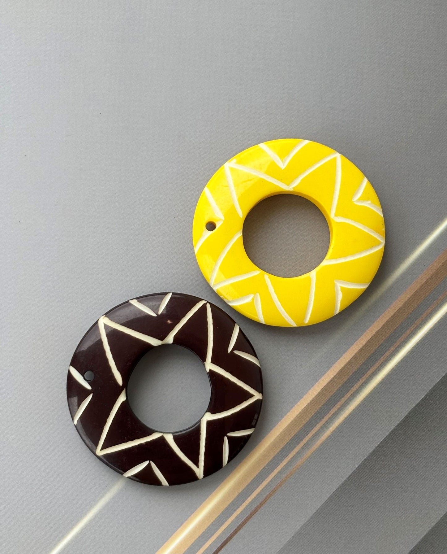 Black and Yellow Round Beads with Hand Carved Pattern for Jewelry Making