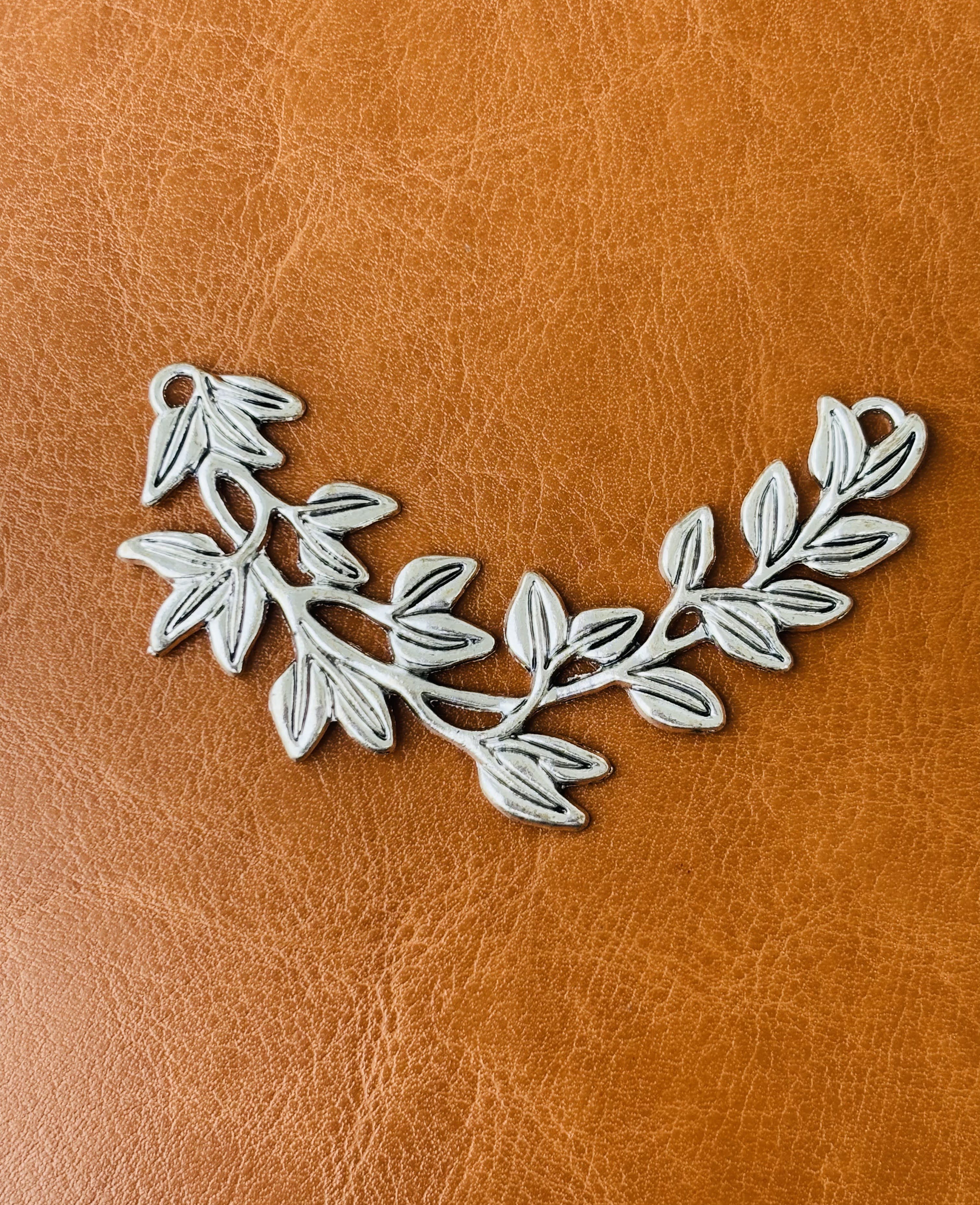 Intricate Vintage Elegance Pendant